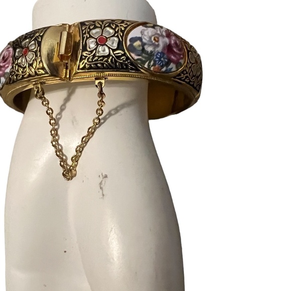80s Floral Enamel Hinged Bangle Bracelet with a safety chain and black accents. - Picture 6 of 12